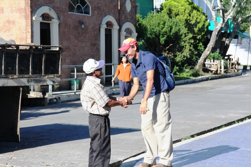 A Peace Corps worker interacts with a Salvadoran gentleman.